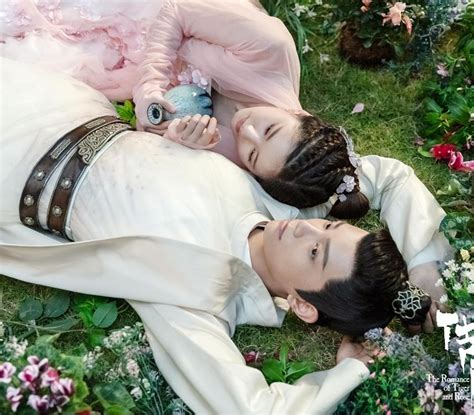 赵露思《陈芊芊》再发剧照,一袭红衣又美 …