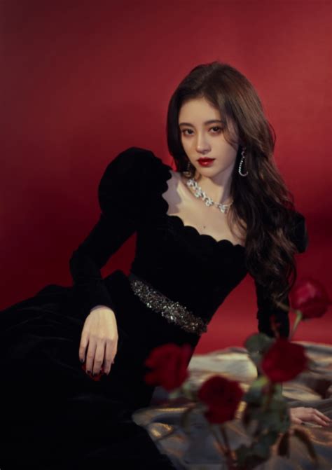 尖叫之夜:鞠婧祎黑裙造型美爆了,谁注意她的手?上 …